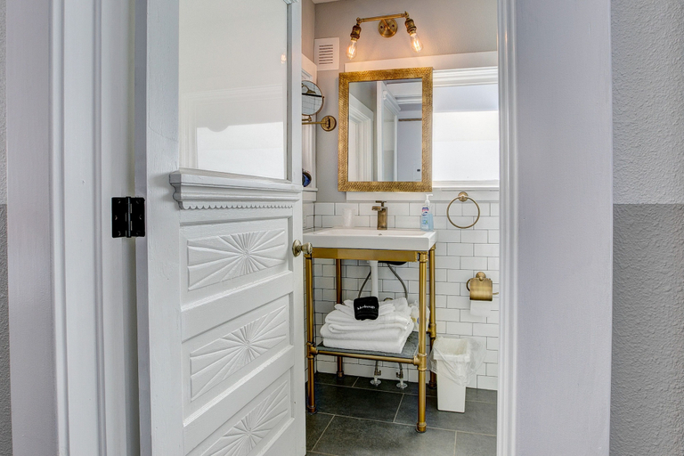 Bathroom 3, The Flats, Larimer