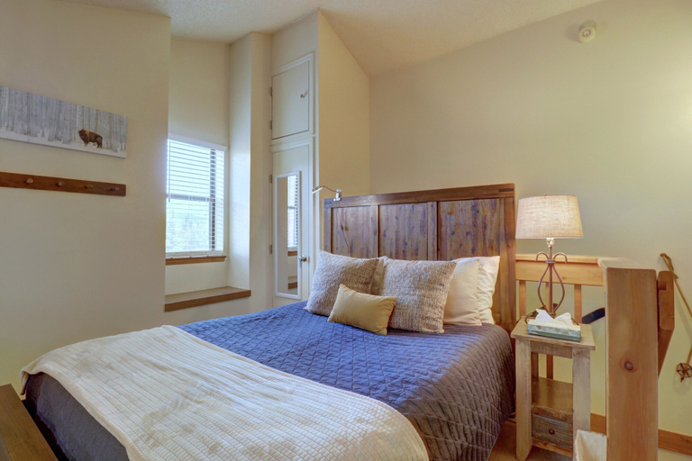 Room 5, 201c Mountain Side 1br 1ba 1 Bedroom Condo by RedAwning, Summit