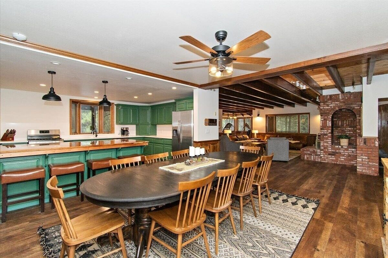 Food & Drinks 4, Summit Lodge 2 7 Bedroom Home by RedAwning, San Bernardino