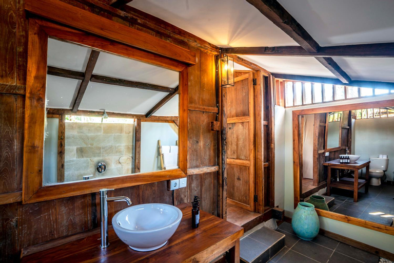 Bathroom 12
