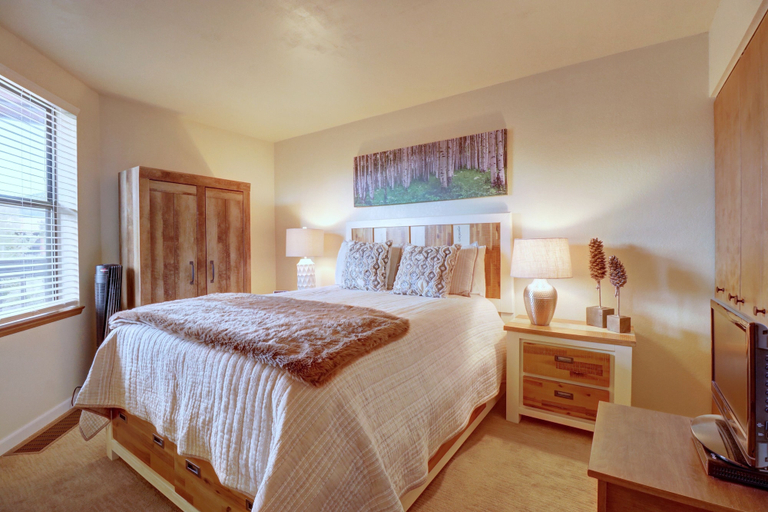 Room 2, 201c Mountain Side 1br 1ba 1 Bedroom Condo by RedAwning, Summit