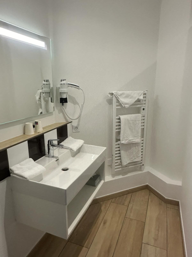 Bathroom 9