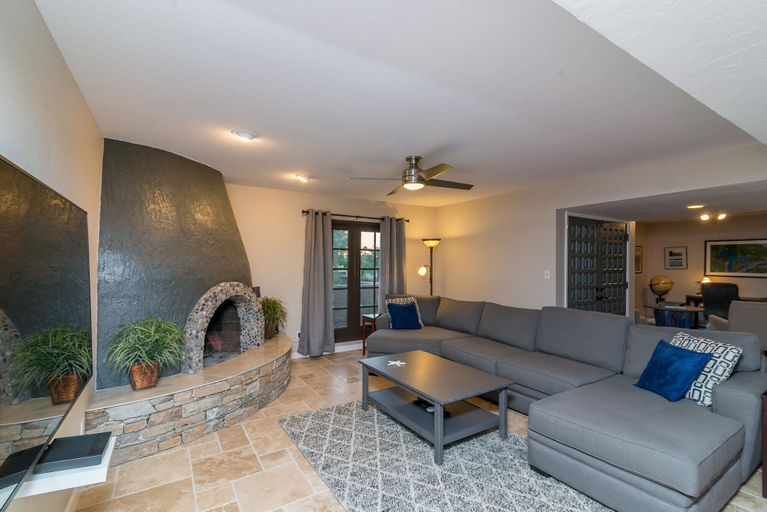 Living area 2, Casa De Palms, Maricopa