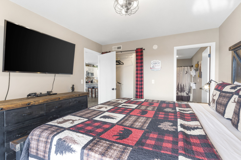 Bedroom 3, The Bear's Den, Stone