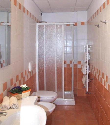 Bathroom 5, Hotel Ligure, Cuneo