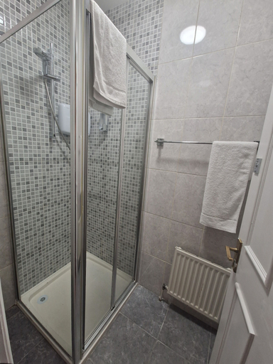 Bathroom 3, Lyndon House, Dublin