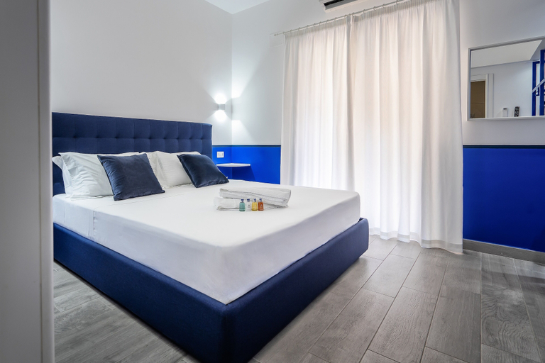 Others 4, Modern spacious apartment with terrace, balconies, solarium & gym, Napoli