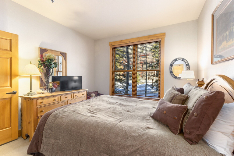 Room 3, 8758 Trappers Crossing 2 Bedroom Condo by RedAwning, Summit
