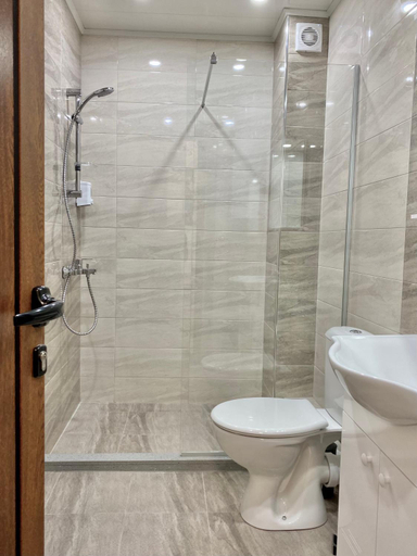 Bathroom 4, Spacious & Cozy 2 bed Apartment with Fast WiFi, Stara Zagora
