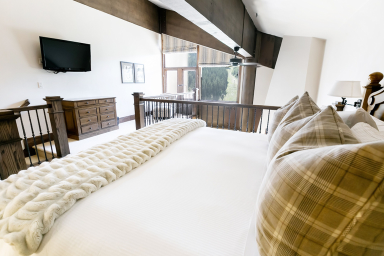 Room 3, Sultan Two Bedroom Loft Suite with Majestic Mountain Views 2 Condo by RedAwning, Summit