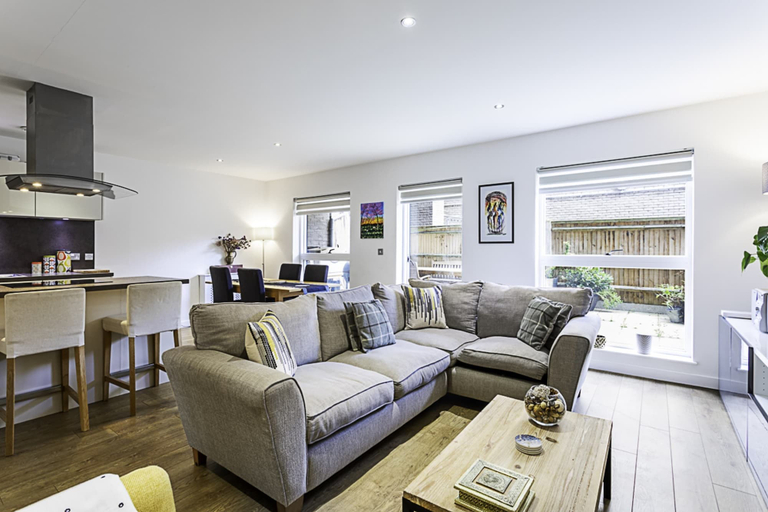 Others 5, Beautiful Open Plan Garden Flat, London