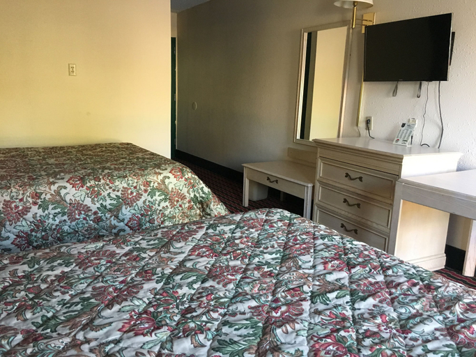 Bedroom 2, Quality Quarters Inn, Madison