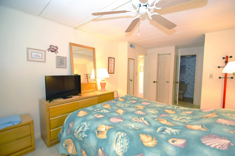 Room 3, Thunder Island 80b 2 Bedroom Condo by RedAwning, Worcester