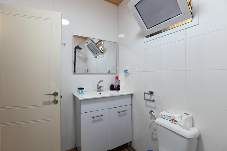 Bathroom, צימר הבקתה