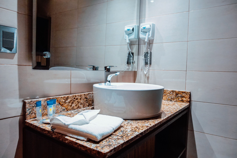 Bathroom 4, Kavia Meoqui Hotel & Suites, Delicias