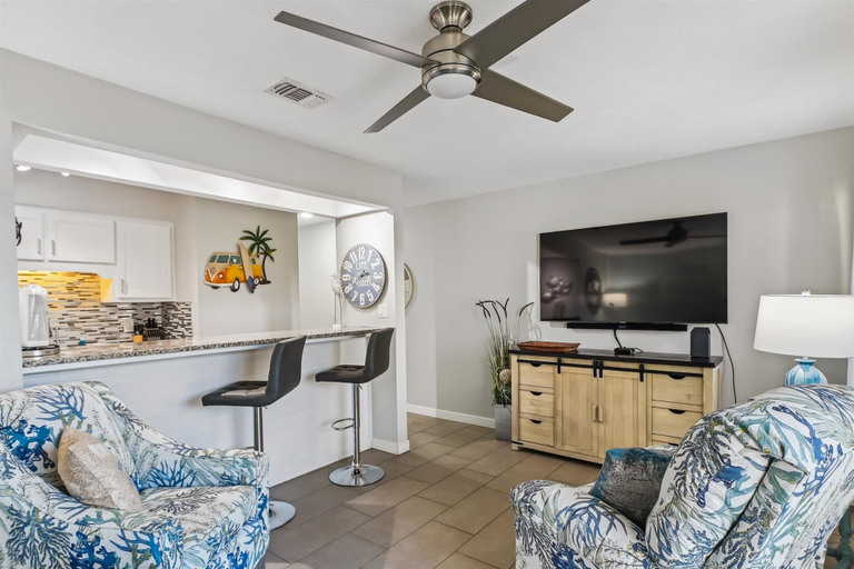Others 5, Endless Summer By Book That Condo, Bay