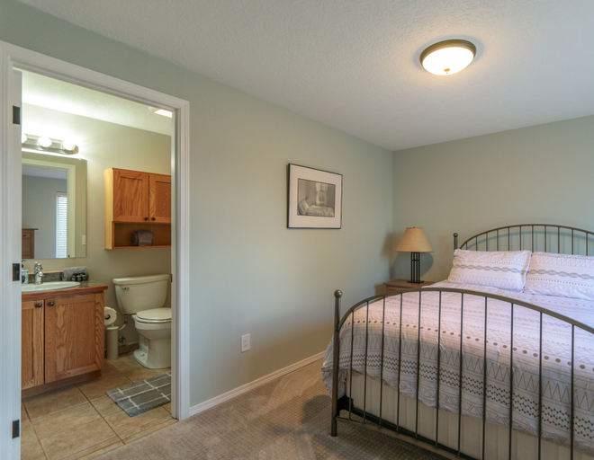 Room 4, Quail On Sunset 4 Bedroom Home by RedAwning, Hood River