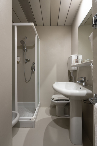 Bathroom 5, Hotel Nettuno, Verona