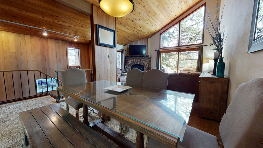 Dining 5, Woodlands 25 Updated and Spacious, Quiet with Forest Setting Views townhouse by RedAwning, Mono