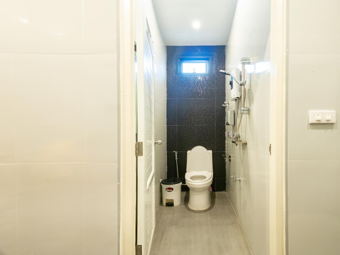 Bathroom 3, Paknap Hostel, Muang Nan