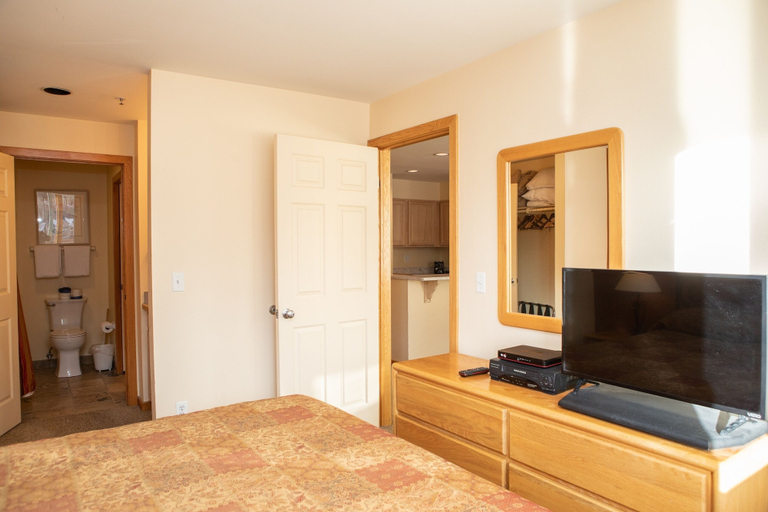Room 5, 1538 Lakeshore 1 Bedroom Condo by RedAwning, Summit