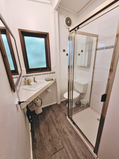 Bathroom 3, Rustic Country Lane Farmhouse in Lysterfield, Knox - South