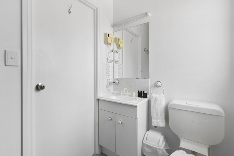 Bathroom 3, Costello Hotels - Moonta Bay Cabins, Copper Coast