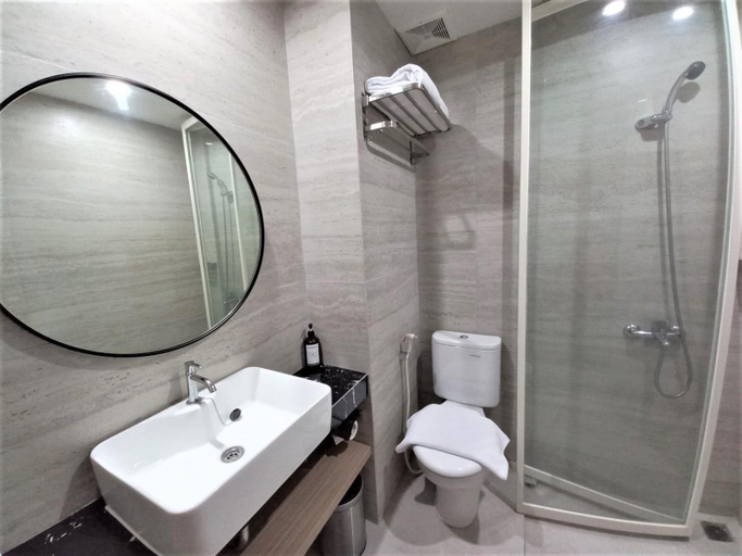 Bathroom 5, Front One King Hotel Tuban, Tuban