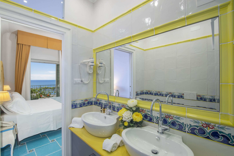Bathroom 4, Hotel Pellegrino, Salerno
