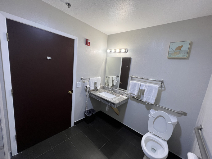 Bathroom 4, Super 8 by Wyndham Lake Charles/Sulphur, Calcasieu