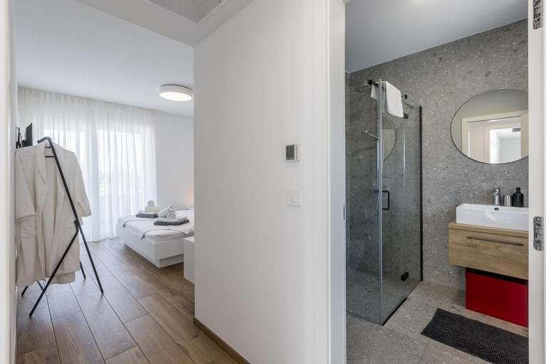 Shower 5, Villa O, Vodice