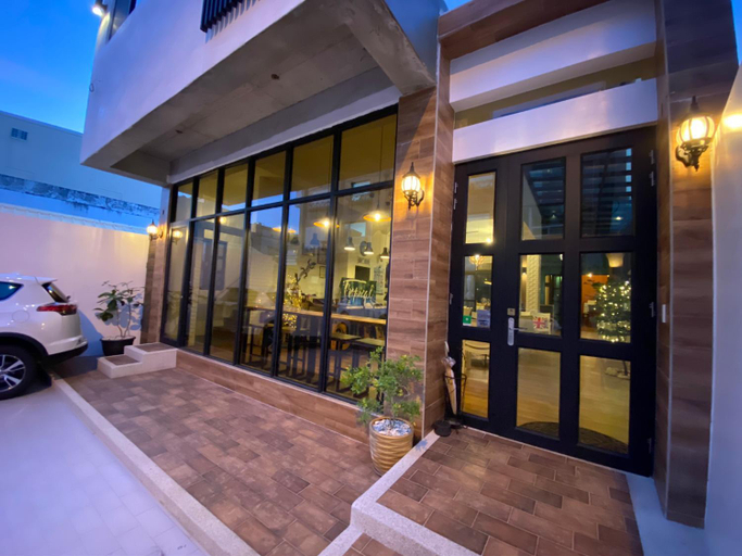 Exterior & Views