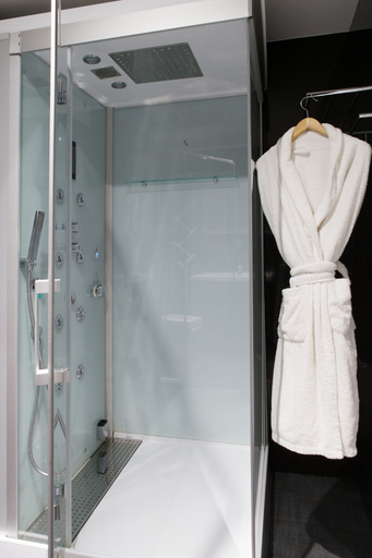 Bathroom 5, La Terrasse, Nord