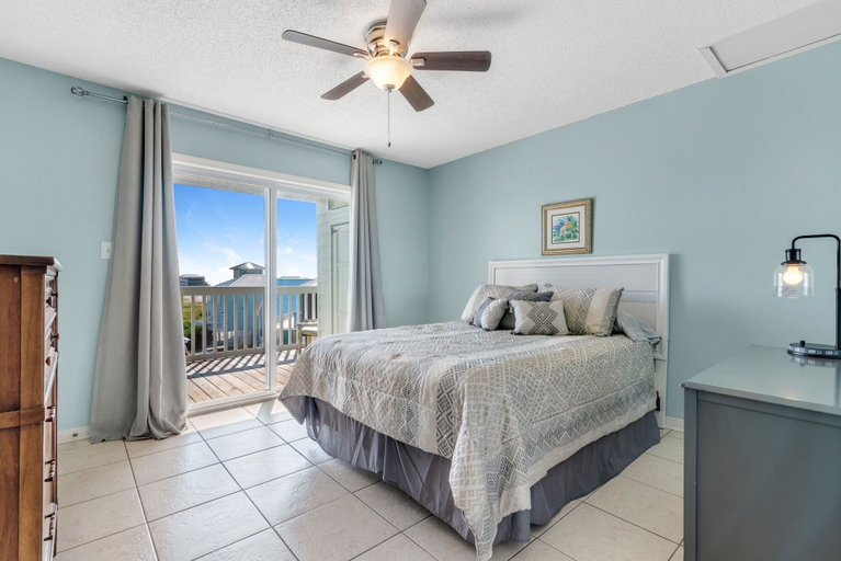 Room 5, Lagoon Landing 305 1 Bedroom Condo by RedAwning, Baldwin