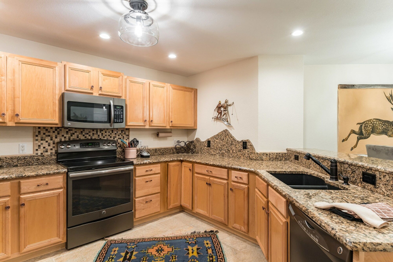 Private kitchen 2, S 1425 2 Bedroom Condo by RedAwning, Routt
