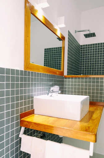 Bathroom 4, Etoile Blanche, Diana