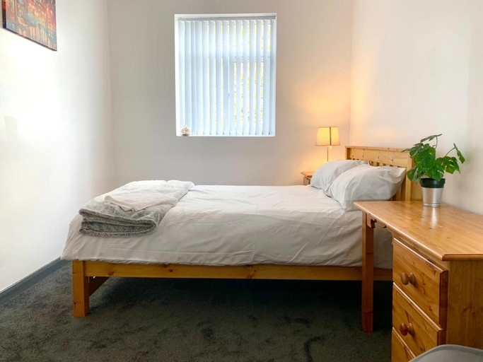 Bedroom 2, Stunning 5bed House in Birmingham Contractors Also, Birmingham