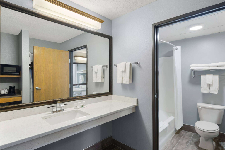 Bathroom 5, AmericInn by Wyndham Stuart, Adair