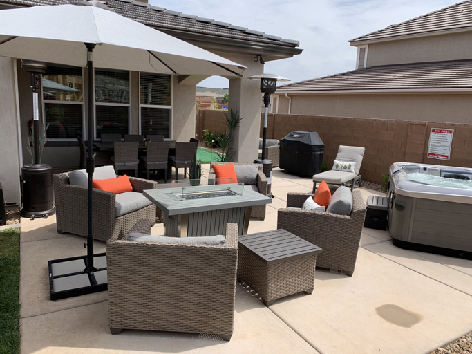 Terrace/patio 2, Desert Living 5 Bedroom Home by RedAwning, Washington