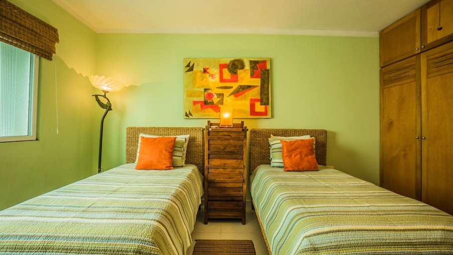 Room 2, Margaritas 306 2 Bedroom Condo by RedAwning, Cozumel