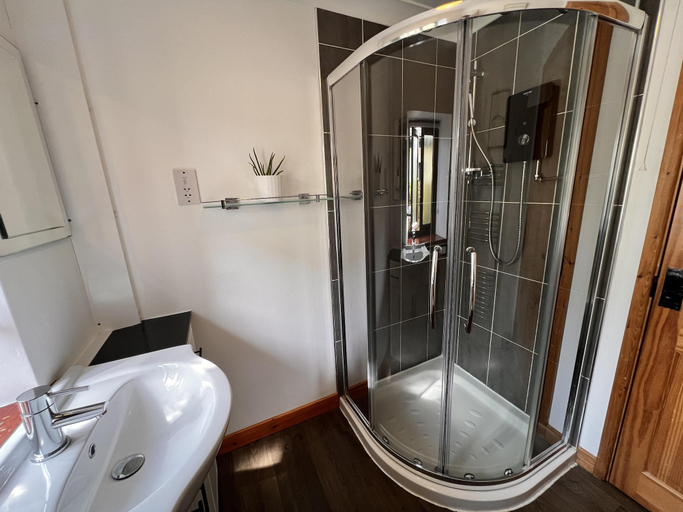 Bathroom 4, Ty Efail Cottage, Mountain Views & Secure Garden, Anglesey