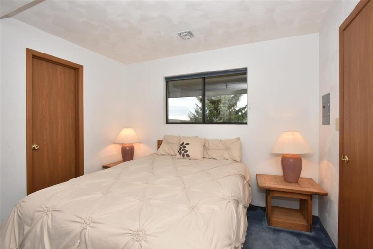 Bedroom 3, Seven Springs 3 BR Loft Condo, Walk to Slopes! by RedAwning, Somerset
