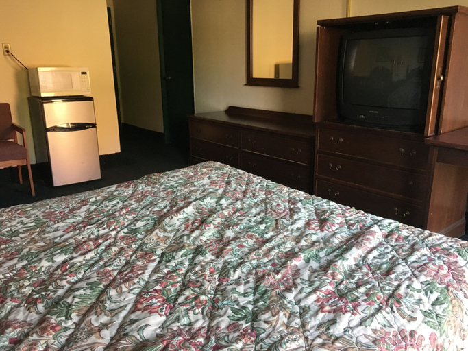 Bedroom 2, Quality Quarters Inn, Madison