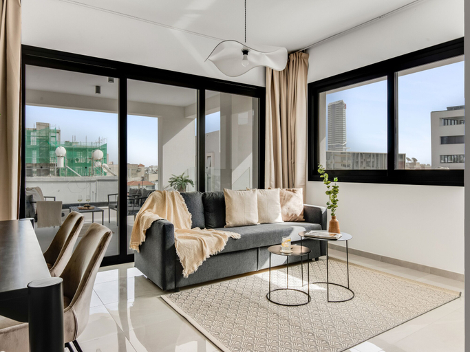 Living room 2, Sanders Premier - Nice 2 bdr apt With Balcony