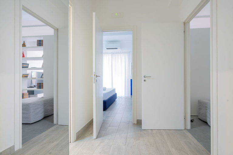 Others 3, Modern spacious apartment with terrace, balconies, solarium & gym, Napoli