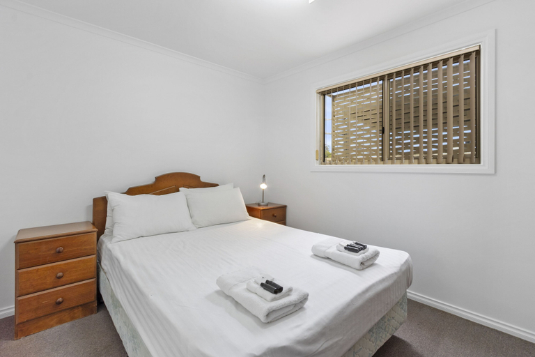 Bedroom 1, Costello Hotels - Moonta Bay Cabins, Copper Coast