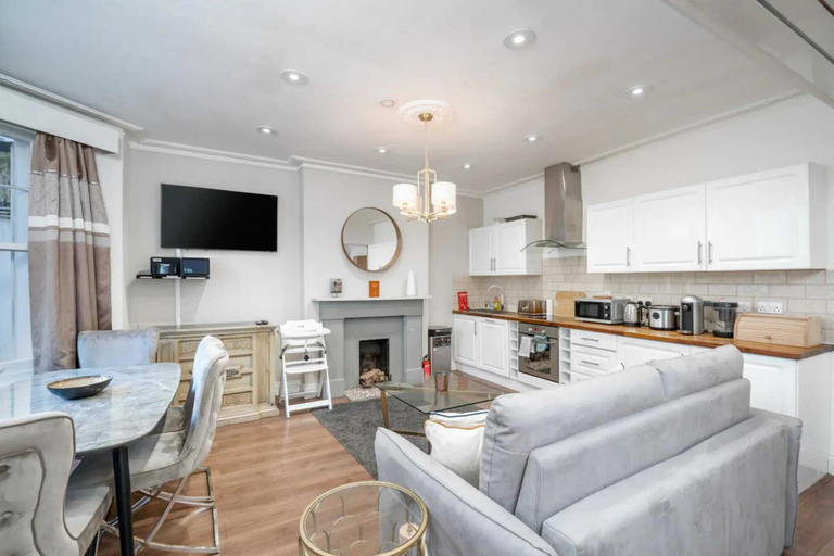 Others 5, Bright and Modern 2 Bedroom Apartment in Earl's Court, London
