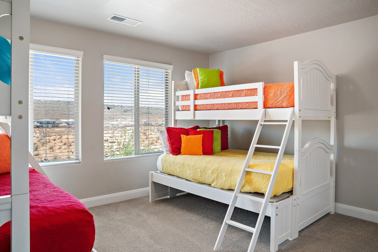 Room 5, Sunshine Serendipity 4 Bedroom Apts by RedAwning, Washington