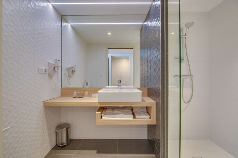 Bathroom 4, Brit Hotel Saint-Dizier, Haute-Marne