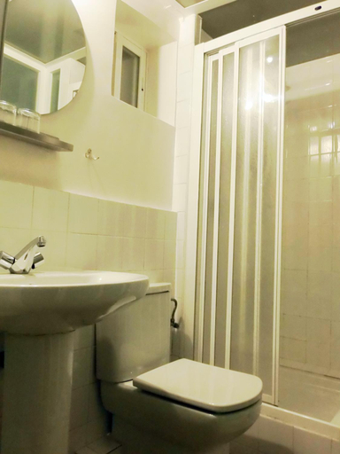 Bathroom 4, Huespedes Dolcevita Hostel, Madrid